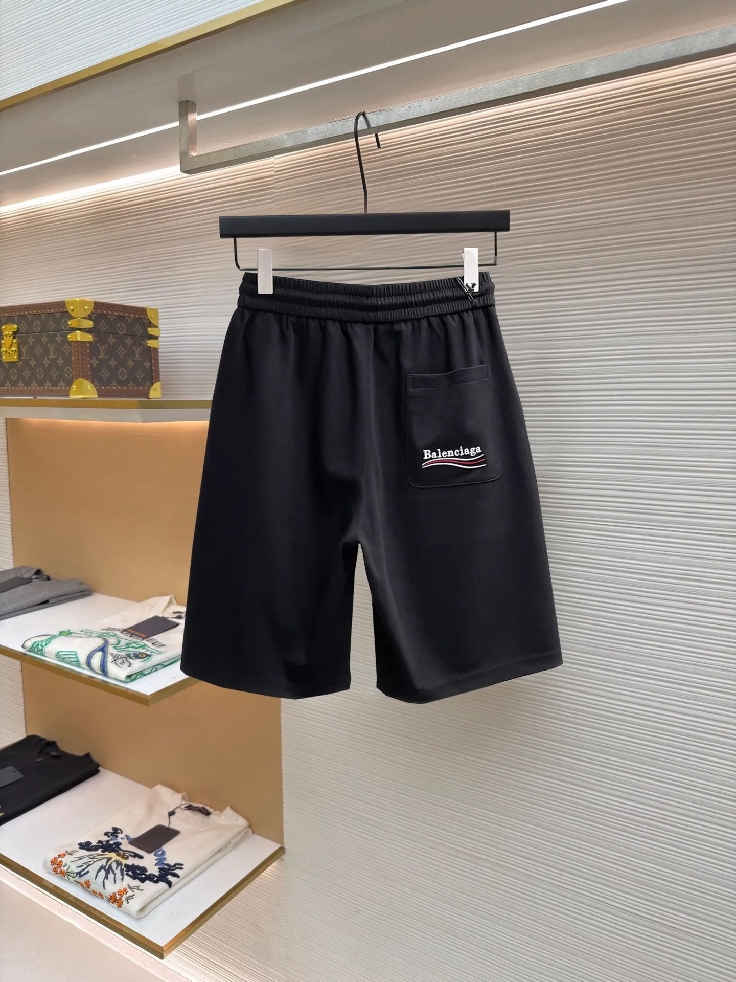 Balenciaga's three-standard complete 2026 summer New Arrival men's casual shorts, advanced custom-made Breathable fabric, Breathable fabric, extremely stretchy and comfortable, impeccable details, top-grade accessories, original logo design concept, delicate and soft feel! The upper body fit is awesome! Size: M-XXXL Please state your height and weight when ordering